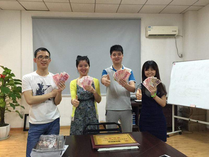 帥哥美女集結英碩吸塑包裝